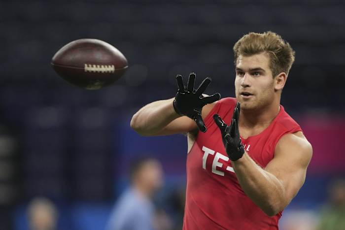 Mar 4, 2023; Indianapolis, IN, USA; Notre Dame tight end Michael Mayer (TE10) participates in drills at Lucas Oil Stadium. Mandatory Credit: Kirby Lee-USA TODAY Sports